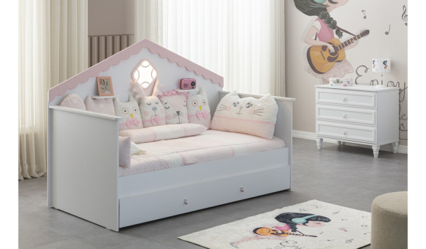 Royal Montessori Pembe Bebek Odası 