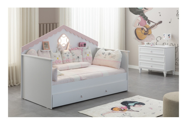 Royal Montessori Pembe Bebek Odası